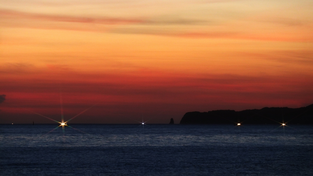 焼け空と島影と漁火