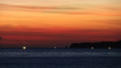 焼け空と島影と漁火