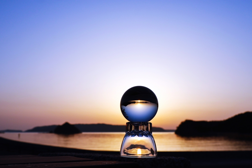 ガラス玉越しの夕景