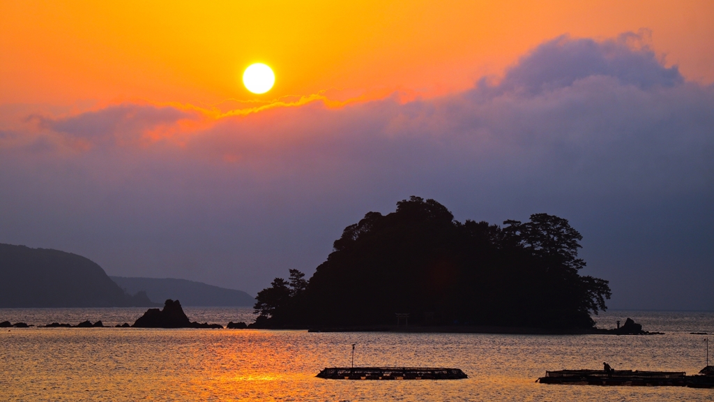 生け簀のある夕景