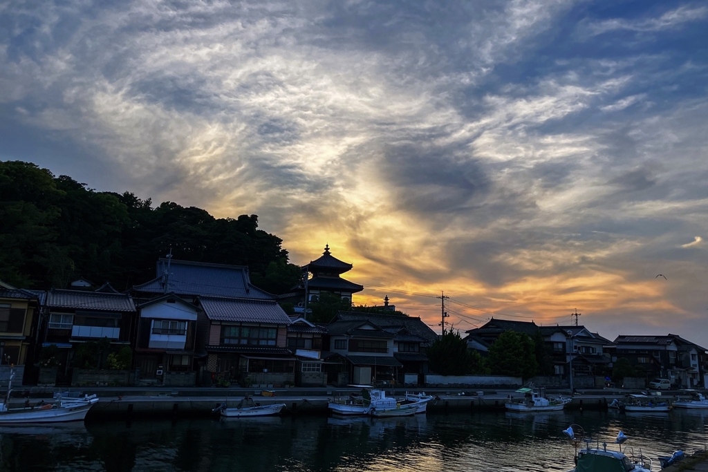 観音院と夕空