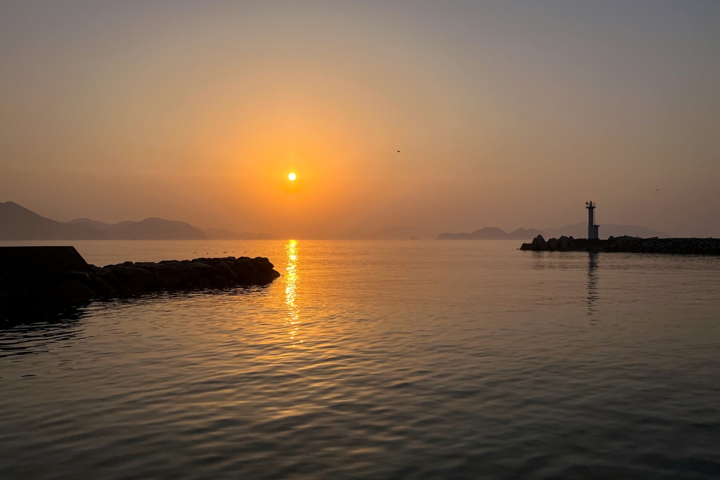 灯台のある夕景