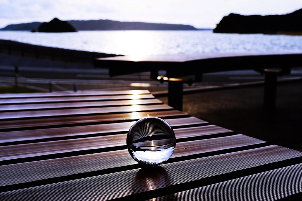 ベンチのガラス玉