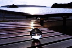 ベンチのガラス玉