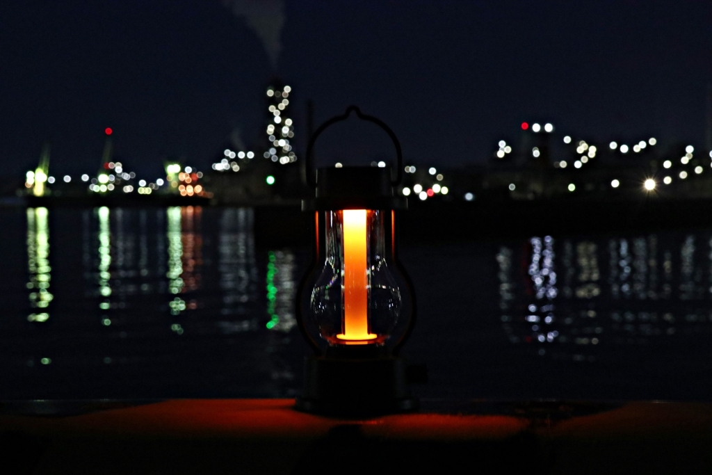 ランタンと工場夜景