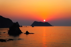 島に沈む夕陽