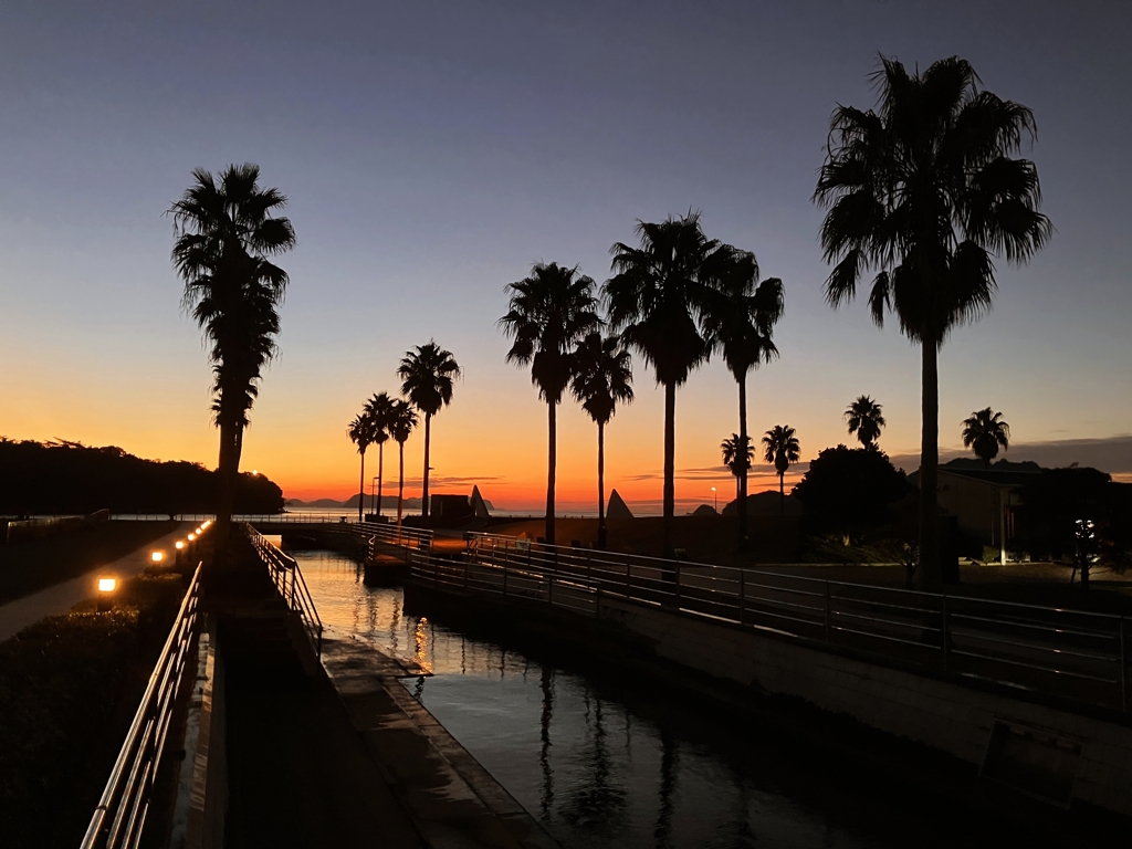 水路越しの黄昏どき