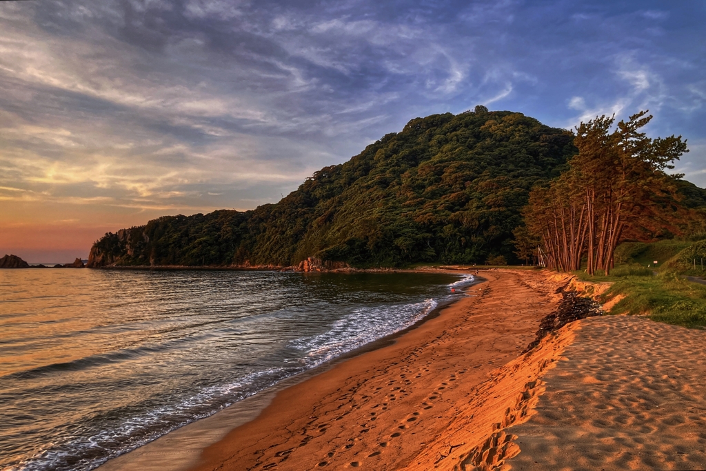 夕陽を浴びた砂浜