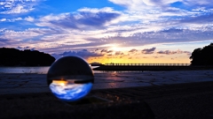 ガラス玉越しの夕景