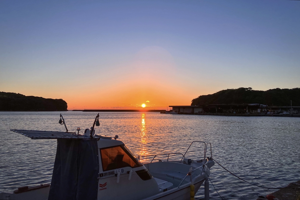 防波堤に沈む夕陽