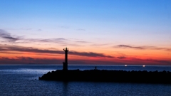 灯台と釣り人と漁火と