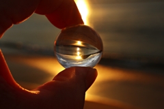 ガラス玉の中の夕陽
