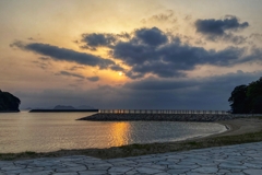 防波堤越しの夕陽