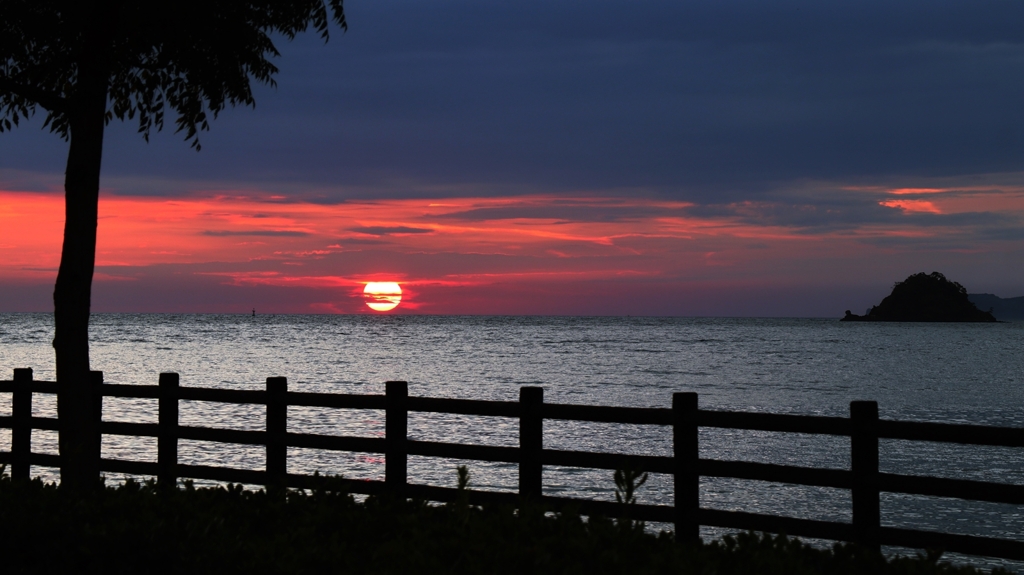 遊歩道越しの夕陽
