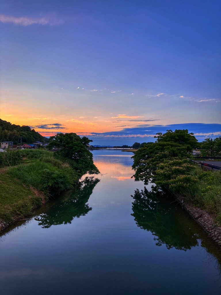 河口に注ぐ川の夕景