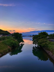 河口に注ぐ川の夕景