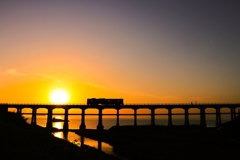 コンクリート橋を走る電車