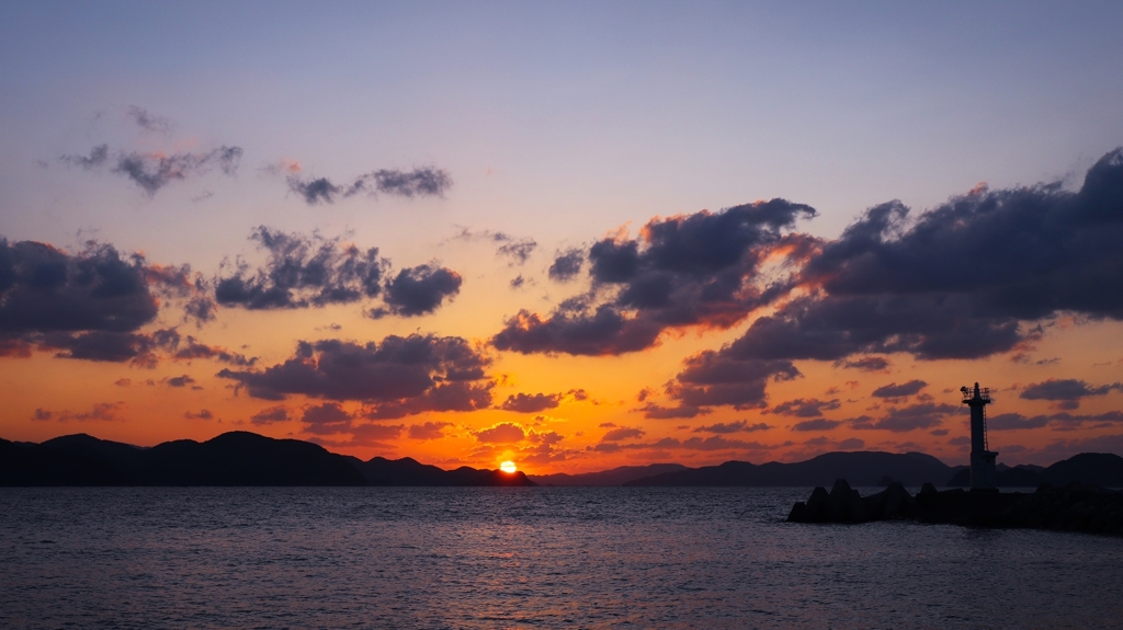 灯台のある夕景