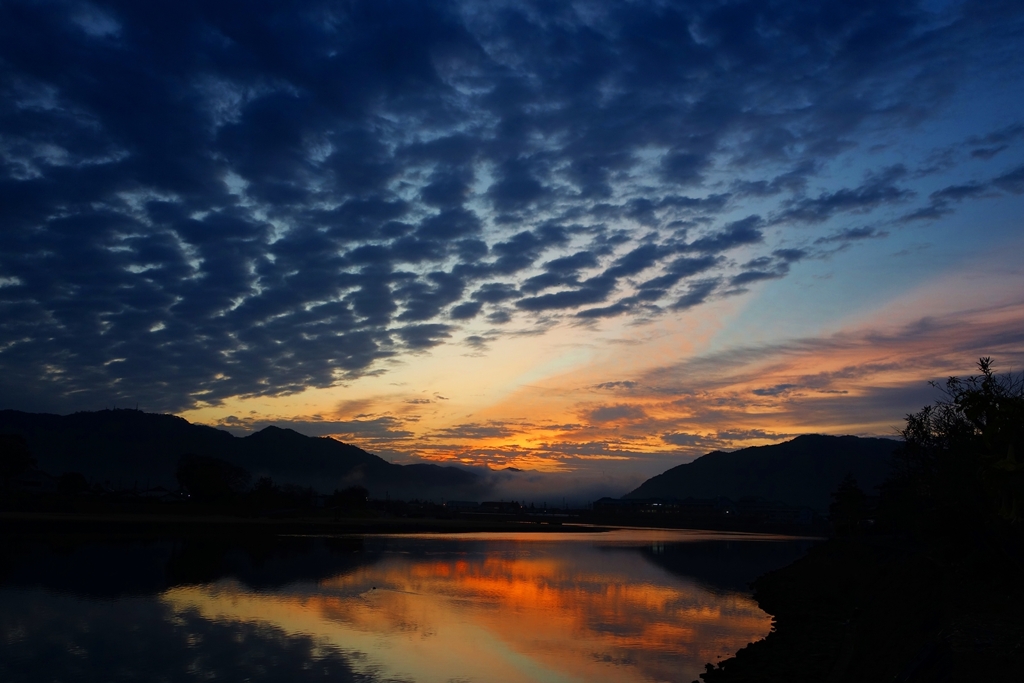 河口付近の朝空