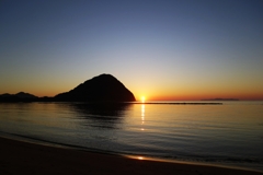 日没前の浜辺