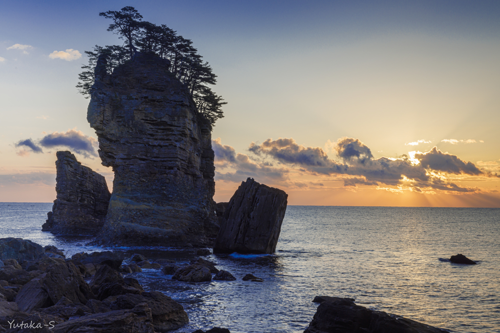 夜明けの三王岩