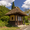 遠野の秋・茅葺屋根の待合所