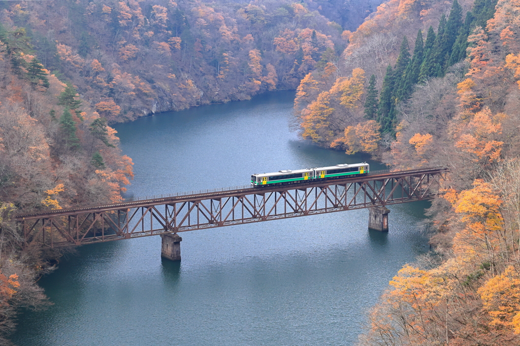 晩秋の河を渡る