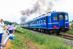 青い列車に手を振って