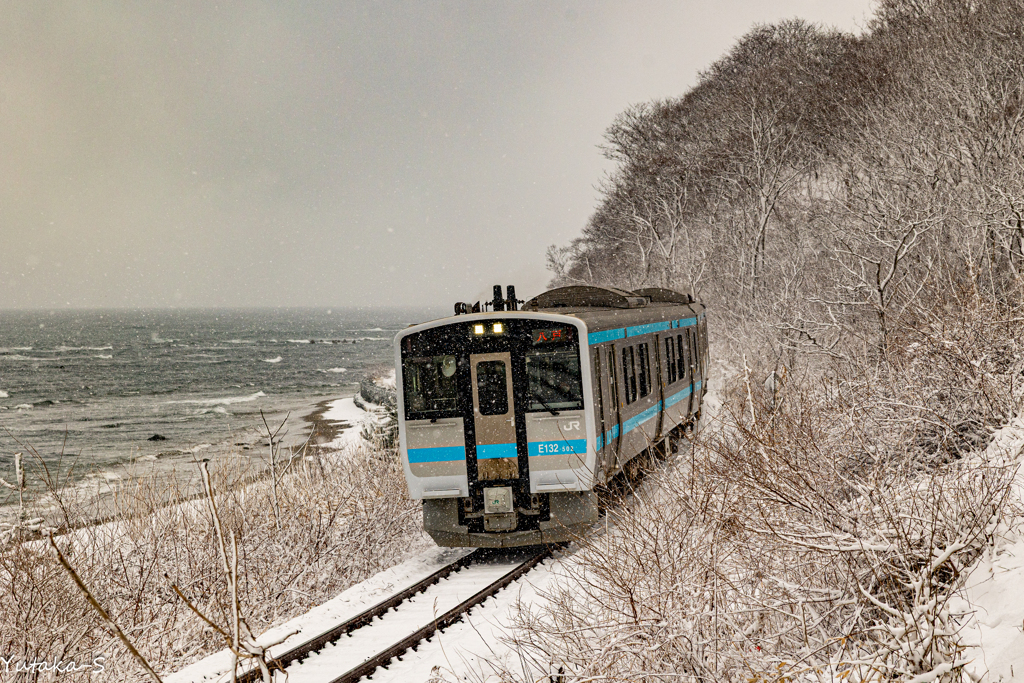 風雪の海辺往く