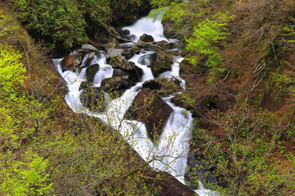 融雪、谷底を流る