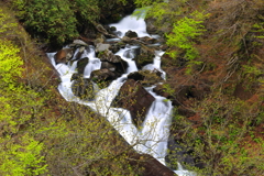 融雪、谷底を流る