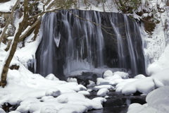 雪中の滝の音（ね）