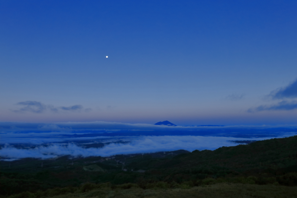 雲の波間に