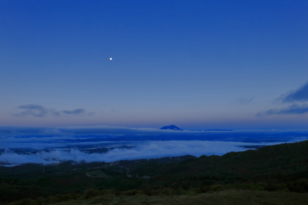 雲の波間に