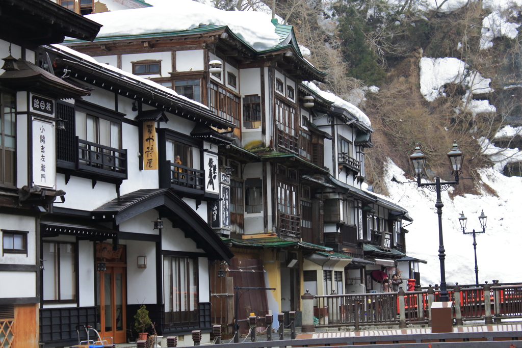 雪の温泉街