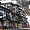 雪の温泉街
