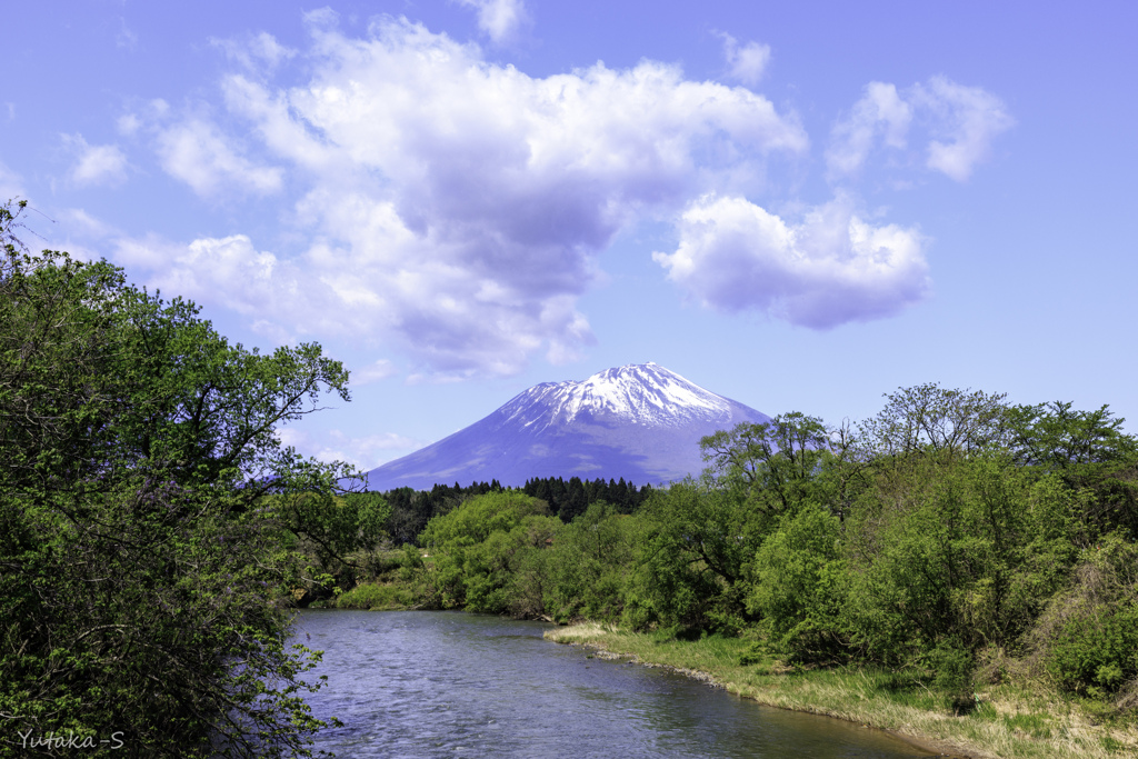 やはらかに柳あをめる北上の