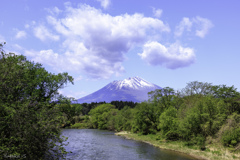 やはらかに柳あをめる北上の