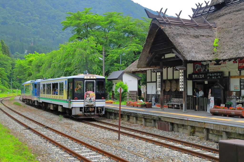 茅葺き屋根の駅舎