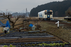 庭先を駆けていく由利鉄
