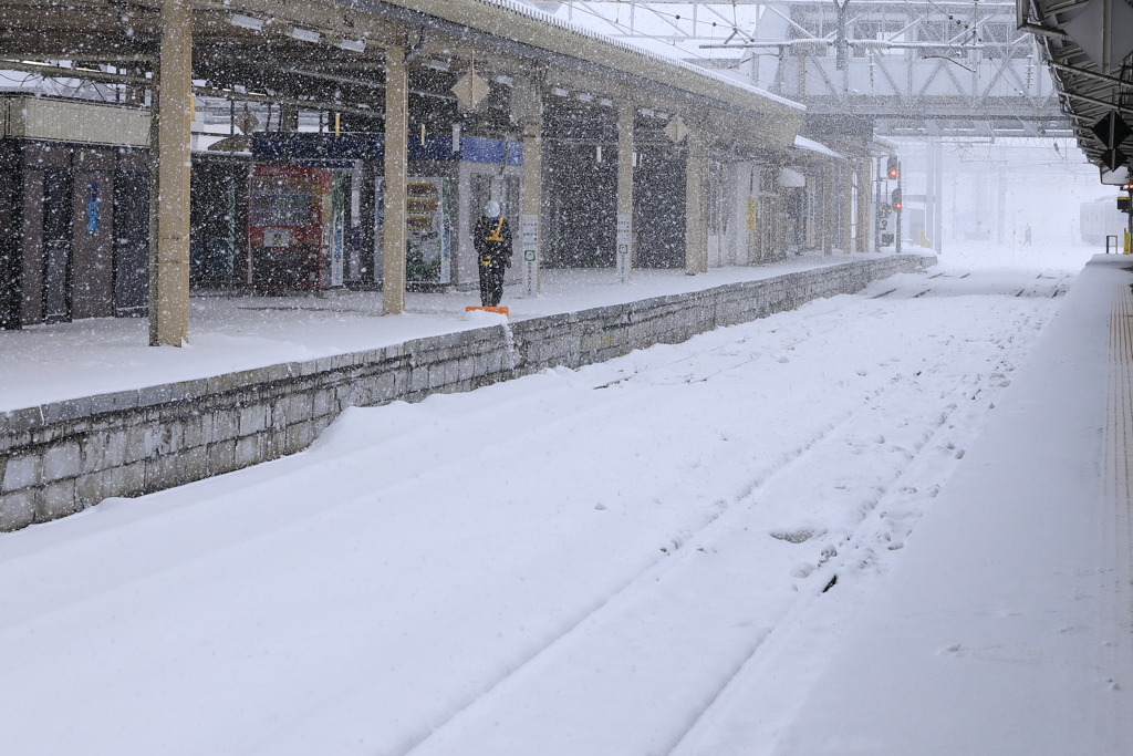 雪降る駅にて