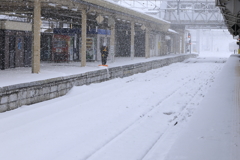 雪降る駅にて