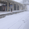 雪降る駅にて