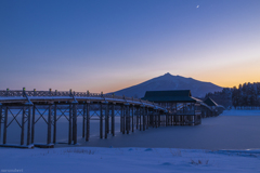 鶴の舞橋・雪の夕景