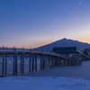 鶴の舞橋・雪の夕景