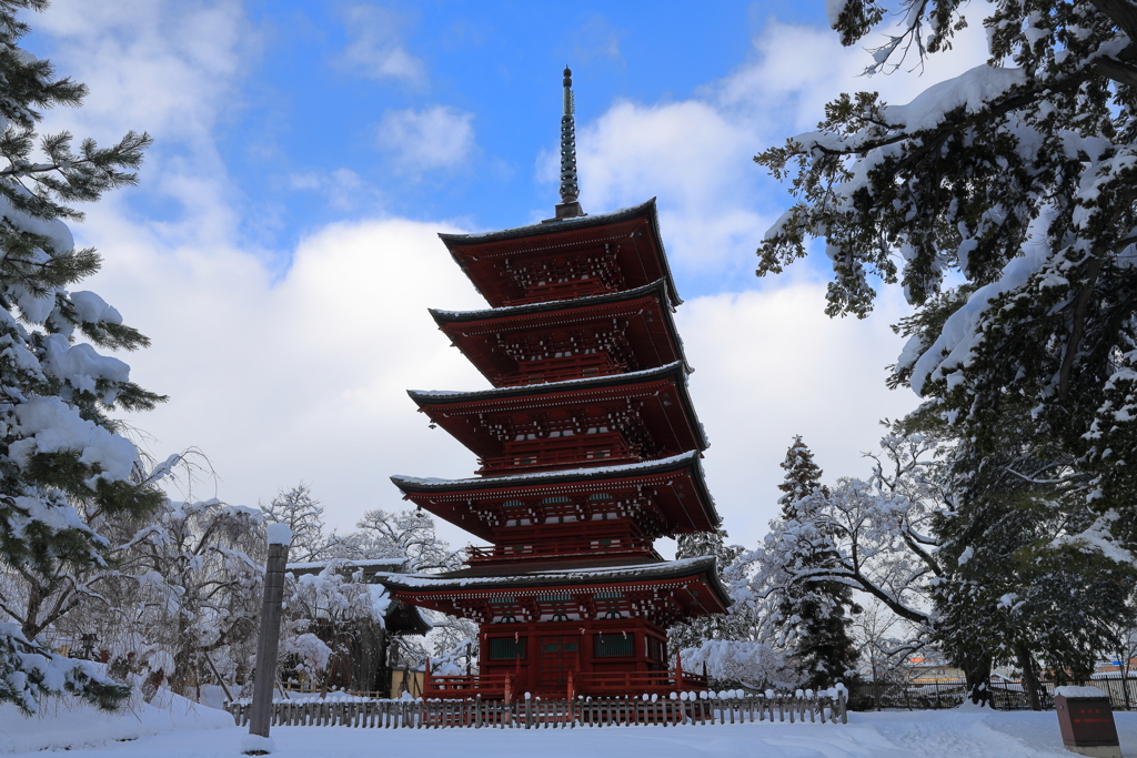 雪の五重塔