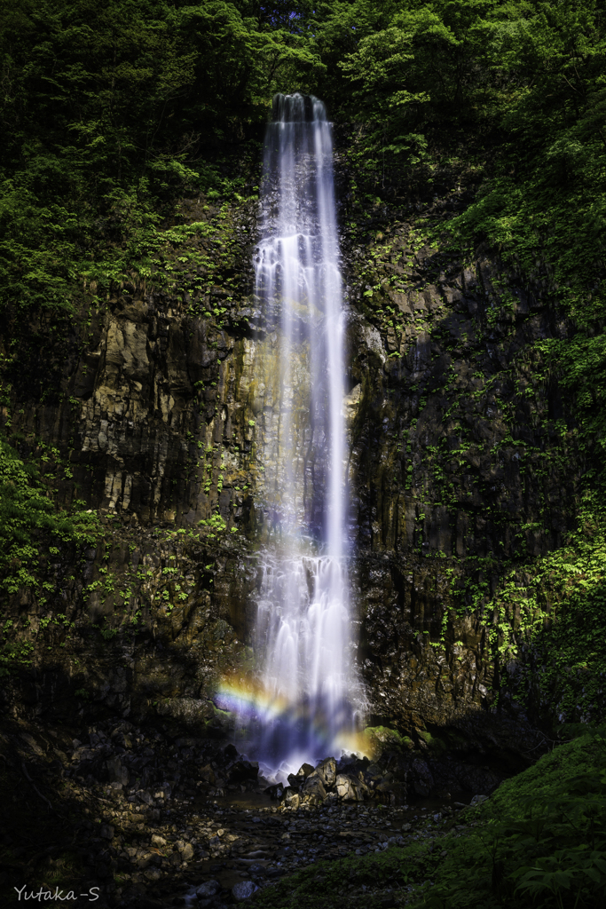 虹かかる玉簾の滝