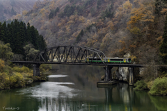 深秋の河渡る