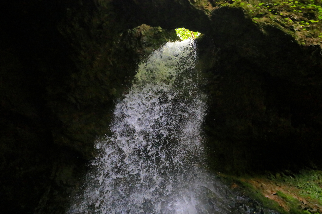 落ちる水