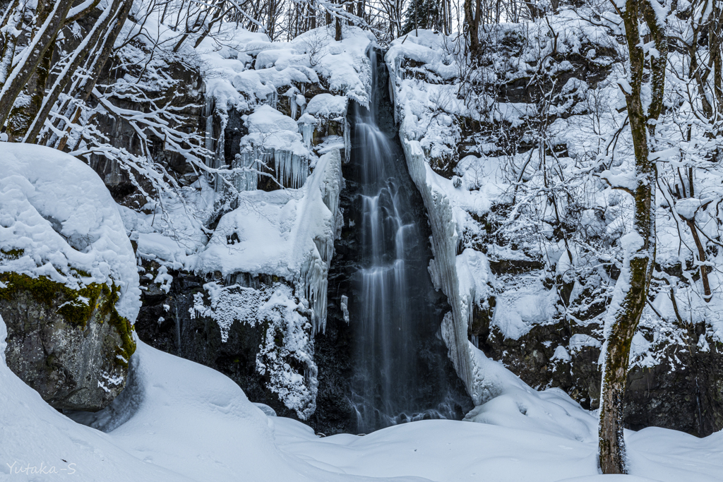 雪中の瀑